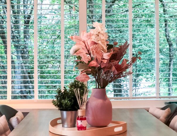 Boshuisje huren - eethoek en jaloezien close up