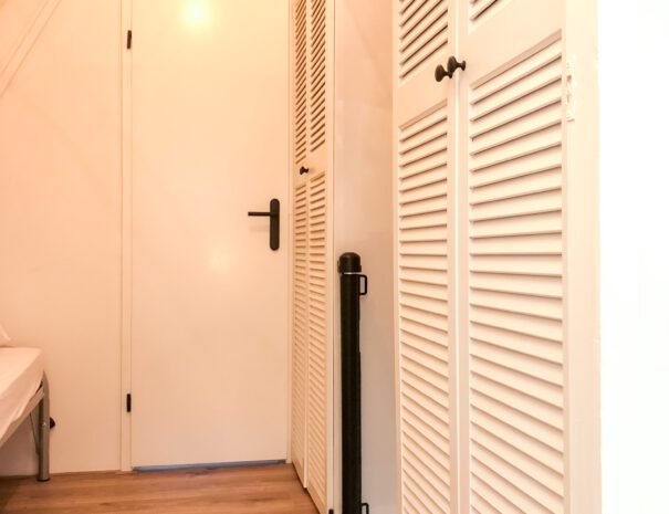 Boshuisje huren - overloop kasten louvredeurtjes