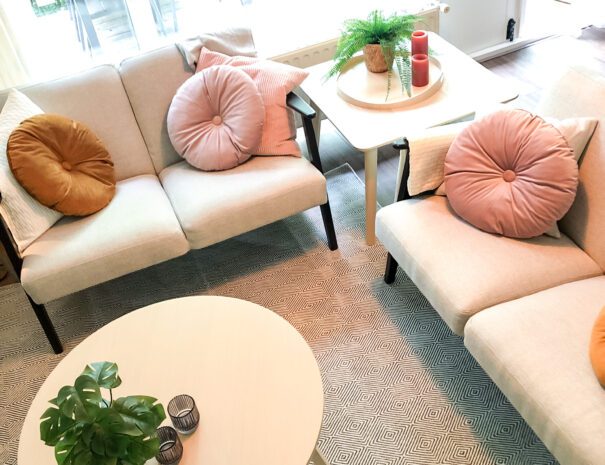 Boshuisje huren - woonkamer overzicht zithoek